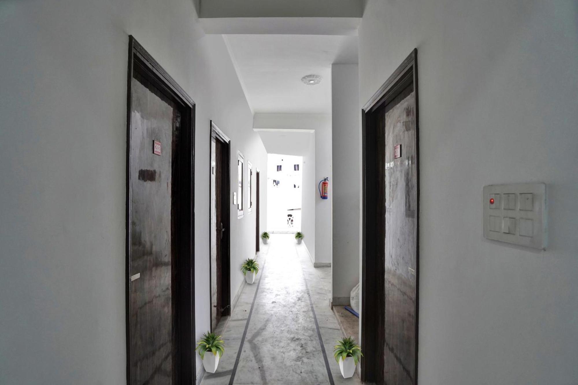 Готель Collection O Samira Residency Near Botanic Garden Of Indian Republic Нойда Екстер'єр фото